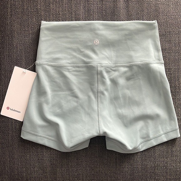 Lululemon NWT wunder under high rise shorts - Picture 2 of 2